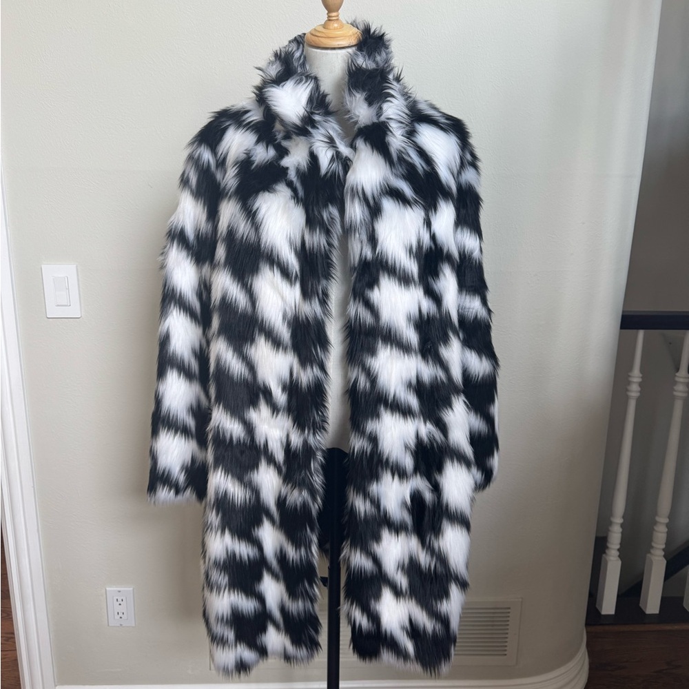 Black and White Teddy Jacket with Houndstooth Pattern